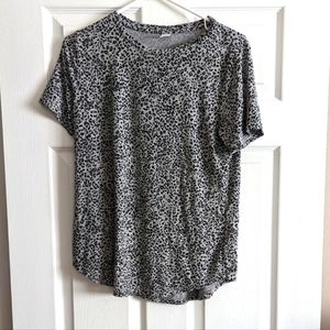 🌼Old Navy Gray and black leopard short sleeve t shirt size medium